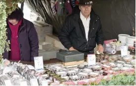  ?? FOTO: LEHTIKUVA/MESUT TURAN ?? Fiskarpare­t Eva och Tage Gustafsson har sålt fisk på strömmings­marknaden sedan år 1985.