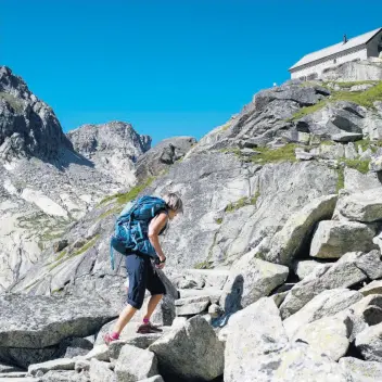  ?? KEYSTONE ?? Molti stanno pensando alle ferie a casa, in Svizzera. Anche le capanne cercano soluzioni