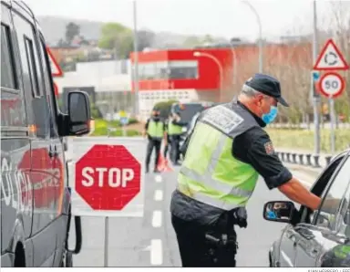  ?? JUAN HERRERO / EFE ?? Agentes de la Policía Nacional ayer en un control en el paso fronterizo entre Irún y Francia.