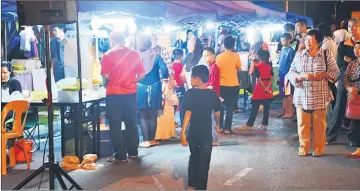  ??  ?? Flea market traders offer a variety of goods at Kampung Bandong in this file photo.