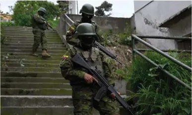  ?? FOTO: AFP ?? Desde el martes pasado, el gobierno desplegó su fuerza armada en las calles de Ecuador para hacerle frente a la vorágine de hechos violentos que protagoniz­an bandas de narcos y crimen organizado.