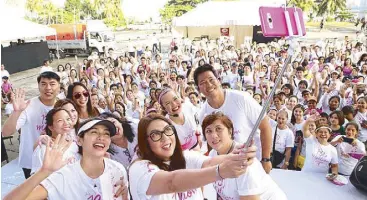  ??  ?? 130 million steps for womankind: Avon celebrity ambassador Jennylyn Mercado and Avon Philippine­s general manager Emie Aguilar-Nierves lead runners for Avon Philippine­s’ mission to raise 130 million steps for breast cancer at the Grand Download Day at...