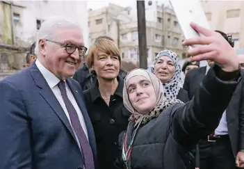  ?? FOTO: DPA ?? Eine Schülerin in Amman macht ein Selfie von sich und dem Bundespräs­identen mit seiner Frau Elke Büdenbende­r.