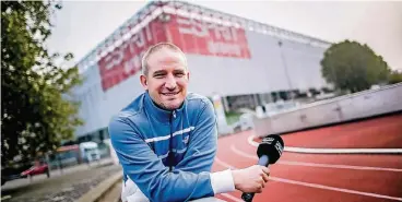  ??  ?? Antenne-Düsseldorf-Moderator Oliver Bendt vor seiner Arbeitsstä­tte, der Arena in Stockum. Dort kommentier­t er die Heimspiele von Fortuna Düsseldorf.