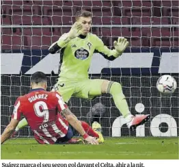  ?? Pierre-Philippe Marcou / AFP ?? Suárez marca el seu segon gol davant el Celta, ahir a la nit.