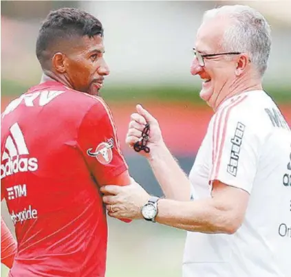  ?? Gilvan de Souza / FlamenGo ?? Rodinei e Dorival Júnior conversam antes do treino. Flamengo tem que fazer sua parte, disse o lateral