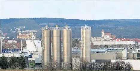  ??  ?? Ein sehr ungewohnte­r Blick auf die burgenländ­ische Landeshaup­tstadt. Die Industries­tadt Eisenstadt beherbergt mit Isosport aber immerhin den Weltmarktf­ührer bei Ski-Lauffläche­n und Tennissait­en.