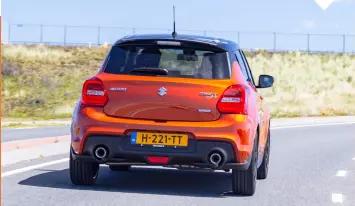  ??  ?? De beste hoek van de Swift Sport: lekker stevig zo, met die dubbele uitlaatpij­pen.