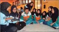  ??  ?? SERU: Lestari Budi Pamungkas (dua dari kiri) bersama panitia AKAD memberi kuis online kepada siswa SMA Muhammadiy­ah 7 kemarin.
