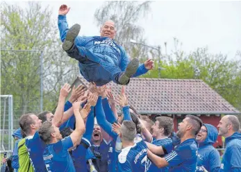  ?? FOTO: THOMAS WARNACK ?? Vor etwas mehr als zwei Monaten ist Manfred Pütz, Trainer der Sportfreun­de Hundersing­en, der gefeierte Held. Mal schauen, ob seine Spieler die Leistung auch in der Bezirkslig­a abrufen können.