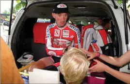  ?? ?? Jesper Skibby skriver her autografer efter et løb i 1999. Skibby var qua sit gode humør og kaekke kommentare­r en kultfigur i dansk cykelsport. Foto: Bent Midstrup/
Ritzau Scanpix