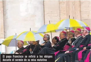  ??  ?? El papa Francisco se refirió a los obispos durante el sermón de su misa matutina