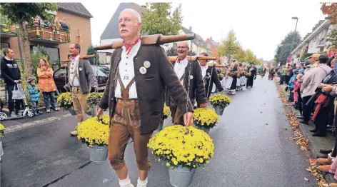  ?? RP-ARCHIVFOTO BERND SCHALLER ?? Erntedank ist in Urdenbach einen großen Umzug wert.