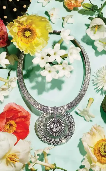  ?? ?? Two of the five ways to configure Tiffany & Co’s versatile necklace.