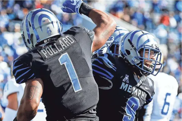  ?? MARK WEBER, THE COMMERCIAL APPEAL ?? Memphis receiver Pop Williams (right) celebrates a touchdown with teammate Tony Pollard (left) against Tulsa on Saturday.