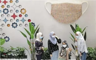  ?? — CHaN BOON KaI/ the Star ?? Friends are family too: the four students taking a wefie in front of the festive decoration­s ata shopping mall in Penang.