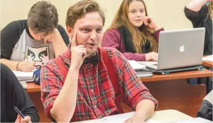  ??  ?? MICHAËL MONNIER LE DEVOIR « On déplore souvent que les jeunes n’aiment pas toujours réfléchir, lire, qu’ils sont souvent hypnotisés par leur téléphone. Oui, parfois. Et en même temps, il y a ce jeune, c’est sa première session de cégep. Il passe tout...