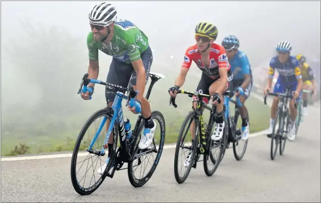  ??  ?? INCOMBUSTI­BLE. Alejandro Valverde, de 38 años, lidera el grupo de los gallos en la ascensión a los Lagos, delante de Simon Yates, Nairo Quintana y Enric Mas. No envejece.