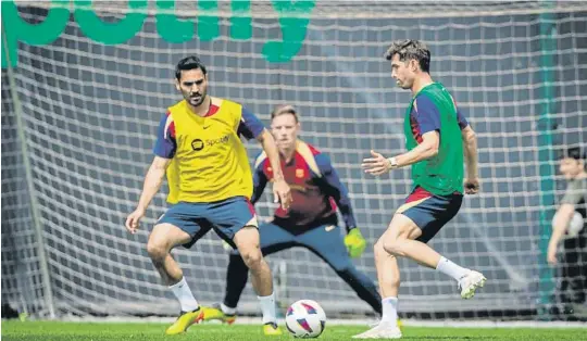  ?? ?? Gündogan i Sergi Roberto disputant-se una pilota davant de Ter Stegen ahir a l’entrenamen­t previ al partit contra la Reial Societat FCB