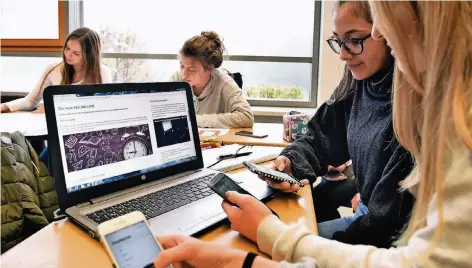  ?? RP-FOTO: GERHARD SEYBERT ?? Die Schülerinn­en testen, planen, denken über Logos und Icons nach. Alles Wissenswer­te übers Schulleben soll sich später in der App finden.