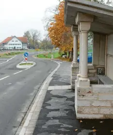  ??  ?? Weil das neue Bushäusche­n in den Gehweg hineinragt, könnte es für radfahrend­e Kinder an der Stelle eng werden. Hier will die Stadt Mindelheim nachbesser­n.