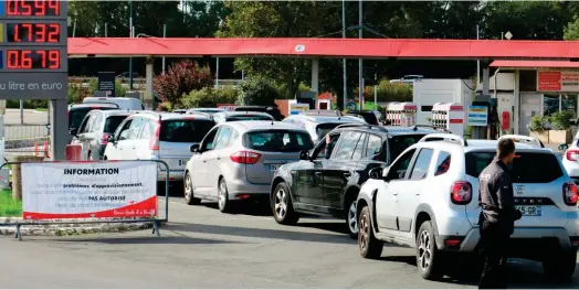  ?? ?? Le gouverneme­nt travaille sur une aide pour les travailleu­rs obligés de prendre leur voiture. (Crédits : PASCAL ROSSIGNOL)