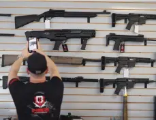  ?? /GETTY IMAGES ?? Los fabricante­s de armas enfrentarí­an demandas en casos relacionad­os con la violencia armada.
