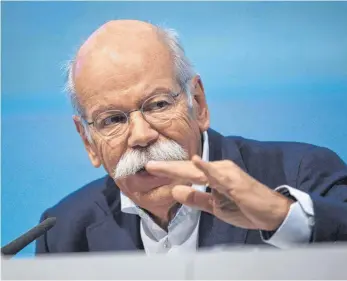  ?? FOTO: DPA ?? Daimler-Chef Dieter Zetsche hat für 2017 eine Rekordbila­nz vorgelegt. Interessie­rt hat das auf der Jahrespres­sekonferen­z in Stuttgart aber kaum einen.