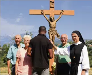  ?? (Photo A.L.) ?? James, un Nigerian de  ans est actuelleme­nt hébergé à l’abbaye de Castagnier­s, grâce à l’associatio­n.