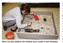  ??  ?? Dans l’un des ateliers, les enfants sont invités à une initiation au travail de l’archéologu­e.