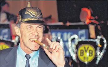  ?? FOTO: DPA ?? Pickelhaub­e und Zigarre – so ein Champions- League- Sieg will gebührend gefeiert sein: Ottmar Hitzfeld im Mai 1997 nach dem 3: 1 seiner Dortmunder Borussen im Finale gegen Juventus Turin.
