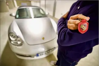  ?? (Photo Clément Tiberghien) ?? La Porsche d’Alexandre est immobilisé­e dans son garage depuis septembre .