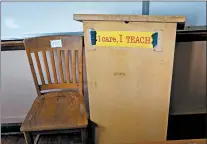  ?? ANTONIO PEREZ/CHICAGO TRIBUNE ?? A teacher’s chair and lectern in a Chicago high school.