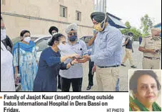  ?? HT PHOTO ?? Family of Jasjot Kaur (inset) protesting outside Indus Internatio­nal Hospital in Dera Bassi on Friday.
