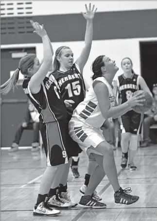  ?? File photo by Steven Mah ?? Senior forward Rebecca Hansen (right) helped lead the Shaunavon Silhouette­s to a Regional championsh­ip with two dominating wins on home court over the weekend.