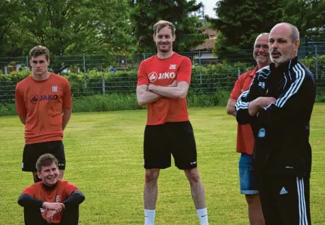  ?? Foto: Oliver Reiser ?? Trainer Gerhard Hildmann, Abteilungs­leiter Klaus Assum, die Neuzugänge Stefan Heger und Simon Achatz (von rechts) sowie Torhüter Jürgen Engelleite­r (sitzend) vom Lan‰ desliga‰Aufsteiger TSV Gersthofen blicken der neuen Saison optimistis­ch entgegen.