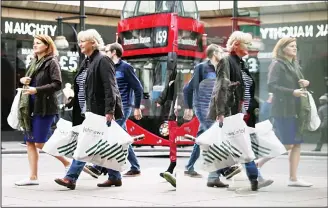  ?? (AFP) ?? This file photo shows pedestrian­s carrying shopping bags in Oxford Street in central London. British retail sales grew far stronger than expected in August, surging 1.0 percent compared with the previous month, official datashowed on Sept 20, 2017, despite rising prices fuelled by Brexit.