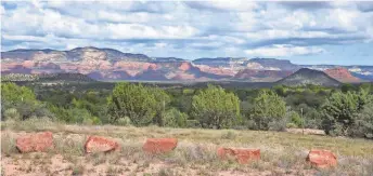  ?? PHOTOS MARE CZINAR/SPECIAL FOR THE REPUBLIC ?? Sedona red rocks seen from the Lime Kiln Trail.