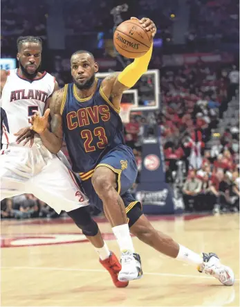  ?? DALE ZANINE, USA TODAY SPORTS ?? LeBron James, right, is “the most unselfish superstar in the game,” Jalen Rose says.