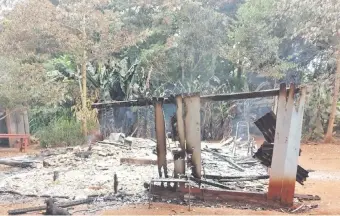  ??  ?? Los vestigios de la precaria vivienda, donde se encontraro­n los restos calcinados de Pedro Osorio.