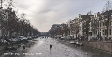  ??  ?? Nikon D750 | 1/250 s | ƒ/8 | ISO 320 | 24 mm
Schaatsend­e mensen op het ijs van de Keizersgra­cht in Amsterdam bij een stralende zon. Ingevroren schepen, mooie grachtenpa­nden, fietsen en verschille­nde kleuren auto’s. Een zeldzaamhe­id en ik was er bij om het vast te leggen.