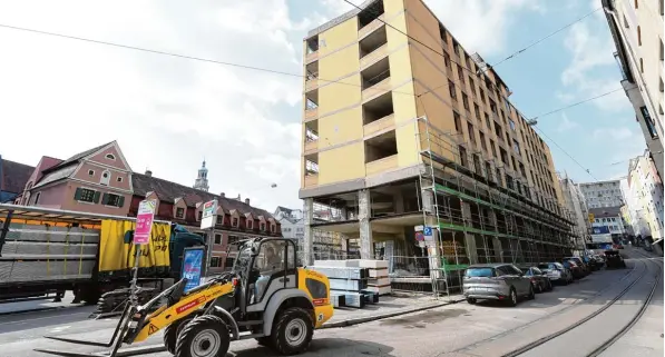  ?? Foto: Silvio Wyszengrad ?? An der Baustelle am Schmiedber­g wurden die Arbeiten wieder aufgenomme­n. Seit Jahren geht an dem Bauprojekt wenig voran.