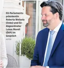  ?? HUTTER ?? EU-Parlaments­präsidenti­n Roberta Metsola (links) und EUAbgeordn­eter Lukas Mandl (ÖVP) im Gespräch