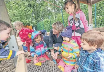  ?? FOTO: BAUER ?? In der Kita Vereinsstr­aße in Düsseldorf haben 18 der Kinder einen Migrations­hintergrun­d, vier kommen aus Flüchtling­sfamilien. „Die Kinder haben keine Sprachbarr­iere, sie verständig­en sich auf ihre Art“, sagt Leiterin Elke Hansen.