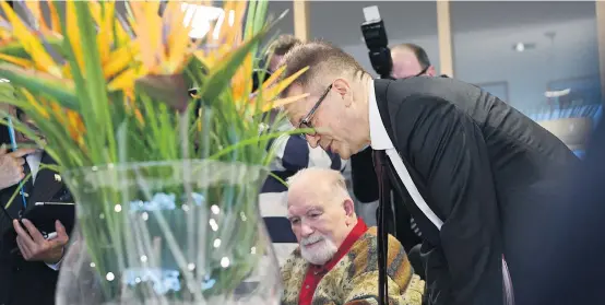  ??  ?? Sozialmini­ster Rudolf Anschober beim Besuch im Pflegeheim. Die Politik sucht zwischen Lehre und Matura nach Lösungen für mehr Personal.