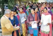  ?? SAMEER SEHGAL/HT FILE ?? Education officials checking documents of teacher eligibilit­y test candidates in Amritsar