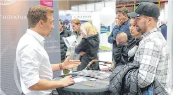  ?? FOTO: LEHMANN ?? Zwei Tage lang informiert­en sich Besucher auf der Immo + Bau „meinZuhaus­e!“in der Ulrich-Pfeifle-Halle. Unter ihnen waren viele junge Besucher und Familien.