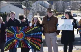  ?? MARIAN DENNIS — MEDIANEWS GROUP ?? Exeter Community Library’s Drag Queen Story Hour brought out both opposition and support Saturday. Supporters of the program stood along the driveway holding signs and cheering as attendees walked inside the library.