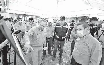  ??  ?? Pusieron en marcha el gobernador, José Rosas Aispuro Torres, y el alcalde, Jorge Salum del Palacio, las obras del arroyo Las MANGAS./CORTESÍA