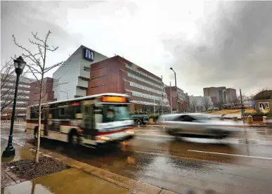  ?? STAFF PHOTO BY TROY STOLT ?? Traffic drives past the TVA building in downtown Chattanoog­a on Friday.